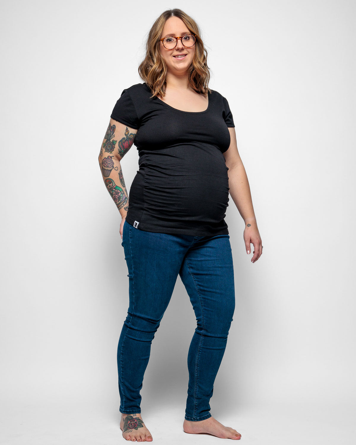 Maternity shirt sleeved t-shirt in Black Organic Cotton for pregnancy