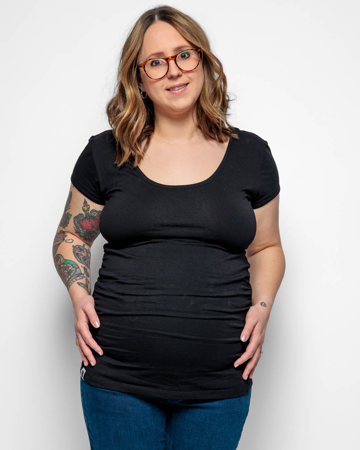 Maternity shirt sleeved t-shirt in Black Organic Cotton for pregnancy